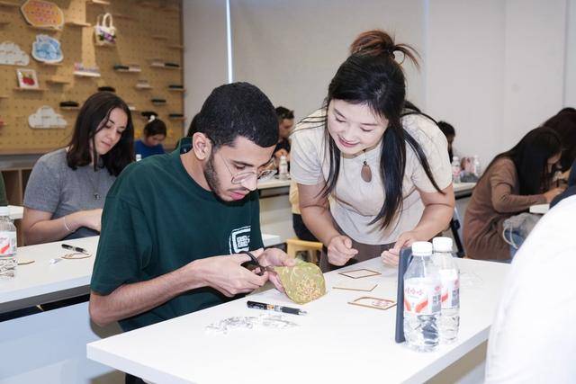 做一天上海人”共筑文化交流友谊桥梁开元棋牌试玩上外留学生宝山体验 “(图2) 做一天上海人”共筑文化交流友谊桥梁开元棋牌试玩上外留学生宝山体验 “(图2)