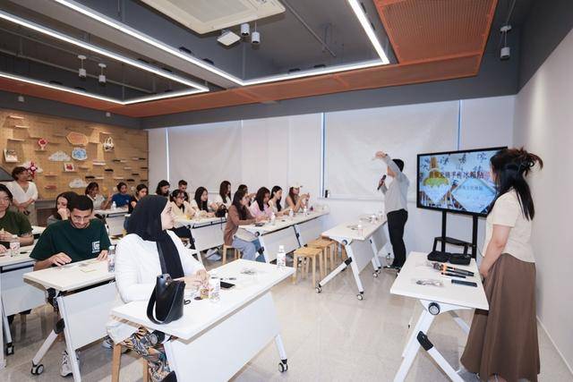 做一天上海人”共筑文化交流友谊桥梁开元棋牌试玩上外留学生宝山体验 “(图4) 做一天上海人”共筑文化交流友谊桥梁开元棋牌试玩上外留学生宝山体验 “(图4)