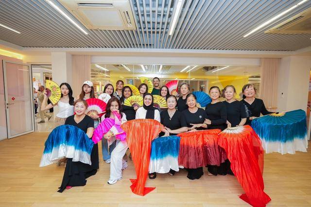 做一天上海人”共筑文化交流友谊桥梁开元棋牌试玩上外留学生宝山体验 “(图5) 做一天上海人”共筑文化交流友谊桥梁开元棋牌试玩上外留学生宝山体验 “(图5)