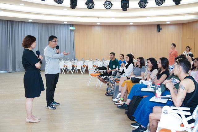 做一天上海人”共筑文化交流友谊桥梁开元棋牌试玩上外留学生宝山体验 “(图8) 做一天上海人”共筑文化交流友谊桥梁开元棋牌试玩上外留学生宝山体验 “(图8)