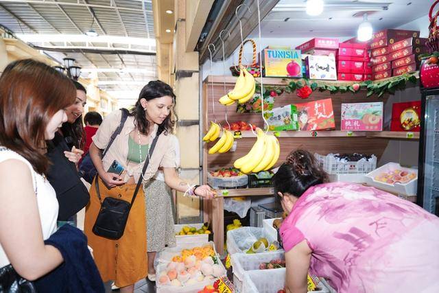 做一天上海人”共筑文化交流友谊桥梁开元棋牌试玩上外留学生宝山体验 “(图9) 做一天上海人”共筑文化交流友谊桥梁开元棋牌试玩上外留学生宝山体验 “(图9)